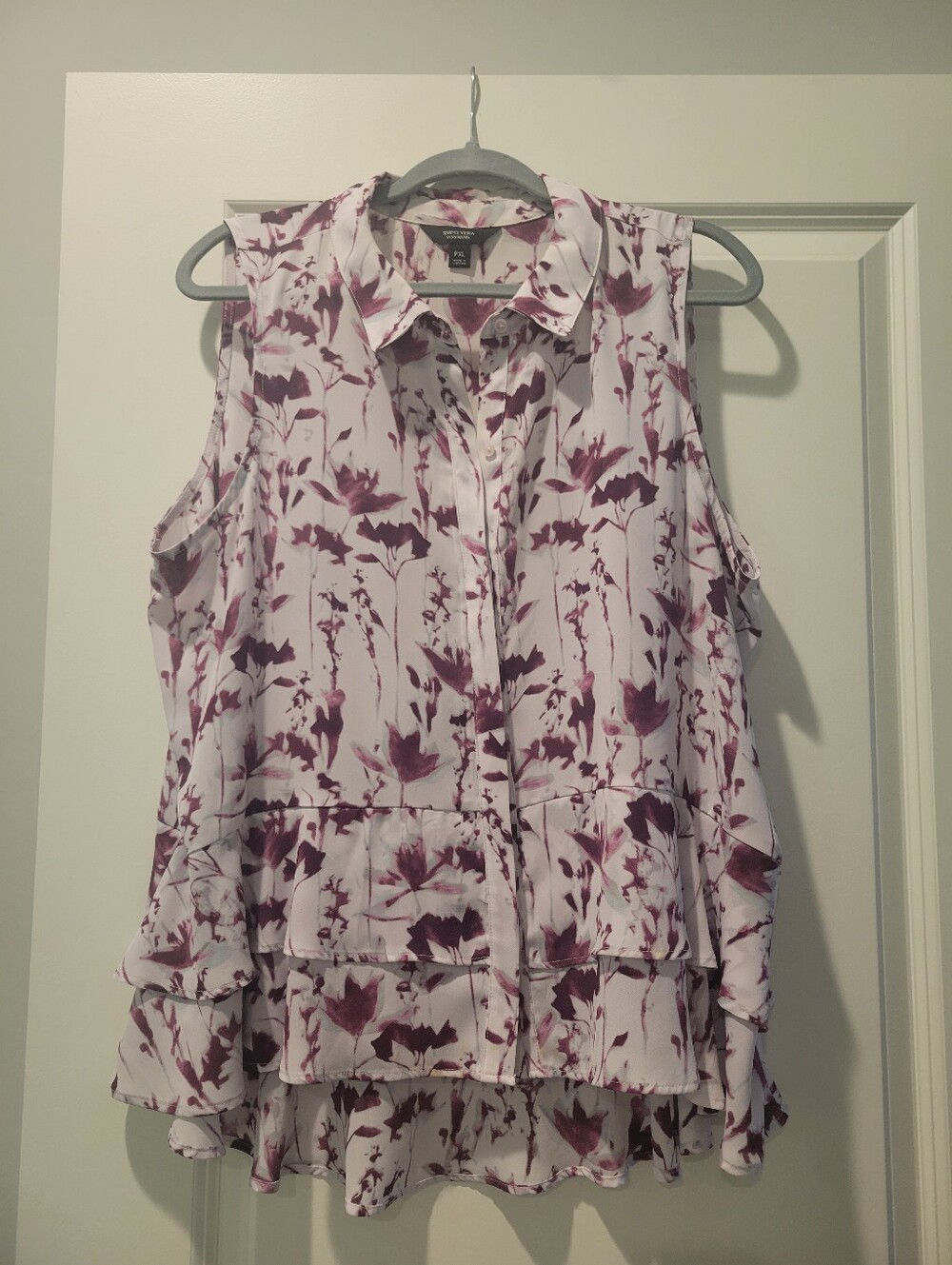 Vera Wang Simply Vera Sleeveless Floral Ruffle Blouse in Plum and White